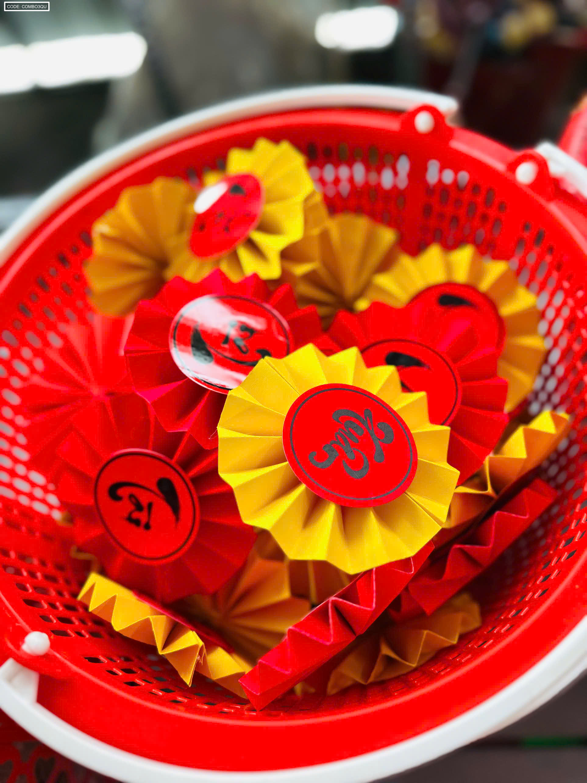 Bộ quạt xếp phối đỏ vàng với mặt chữ tròn ở giữa