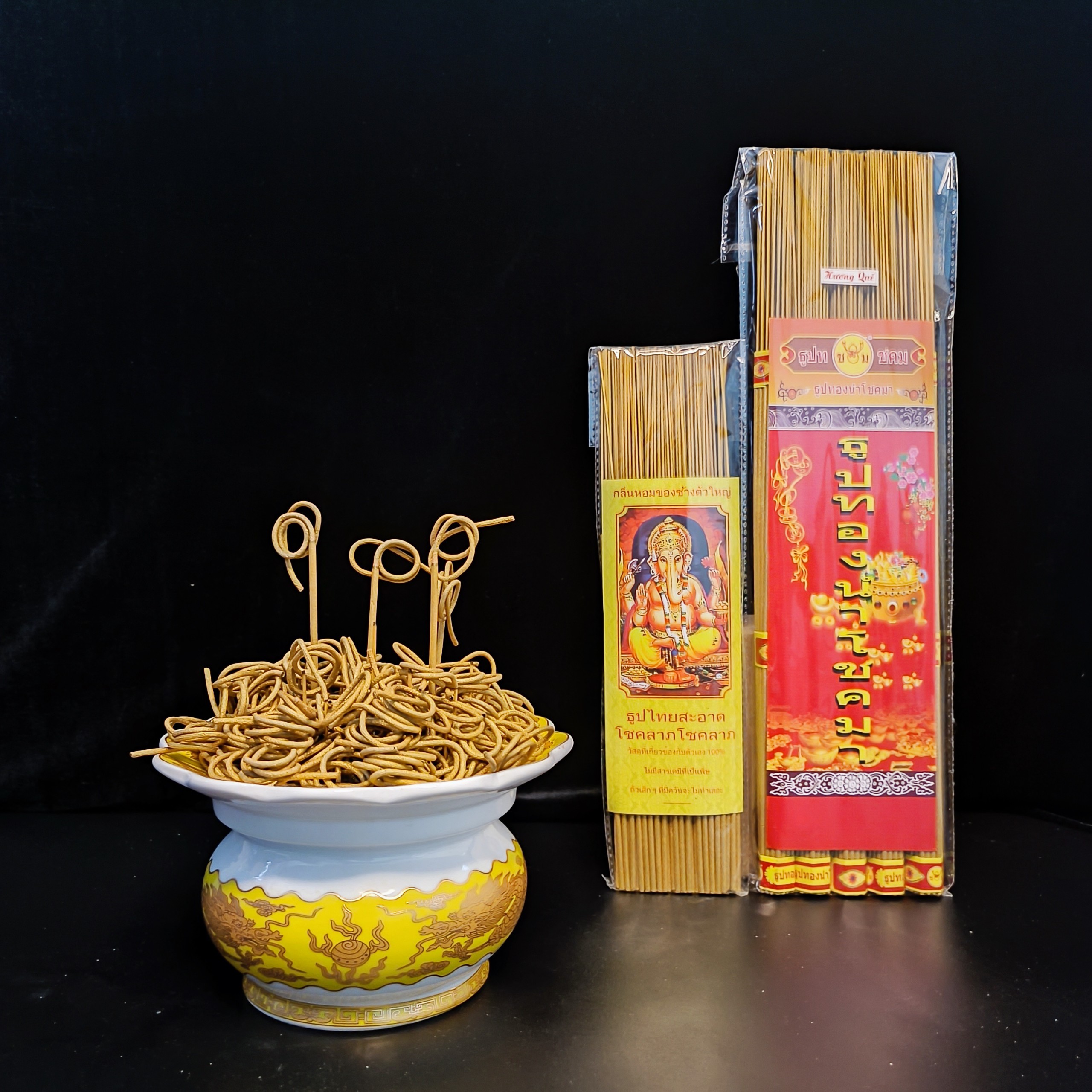 Hình ảnh sản phẩm đặt cạnh bát hương và que nhang cuộn tàn