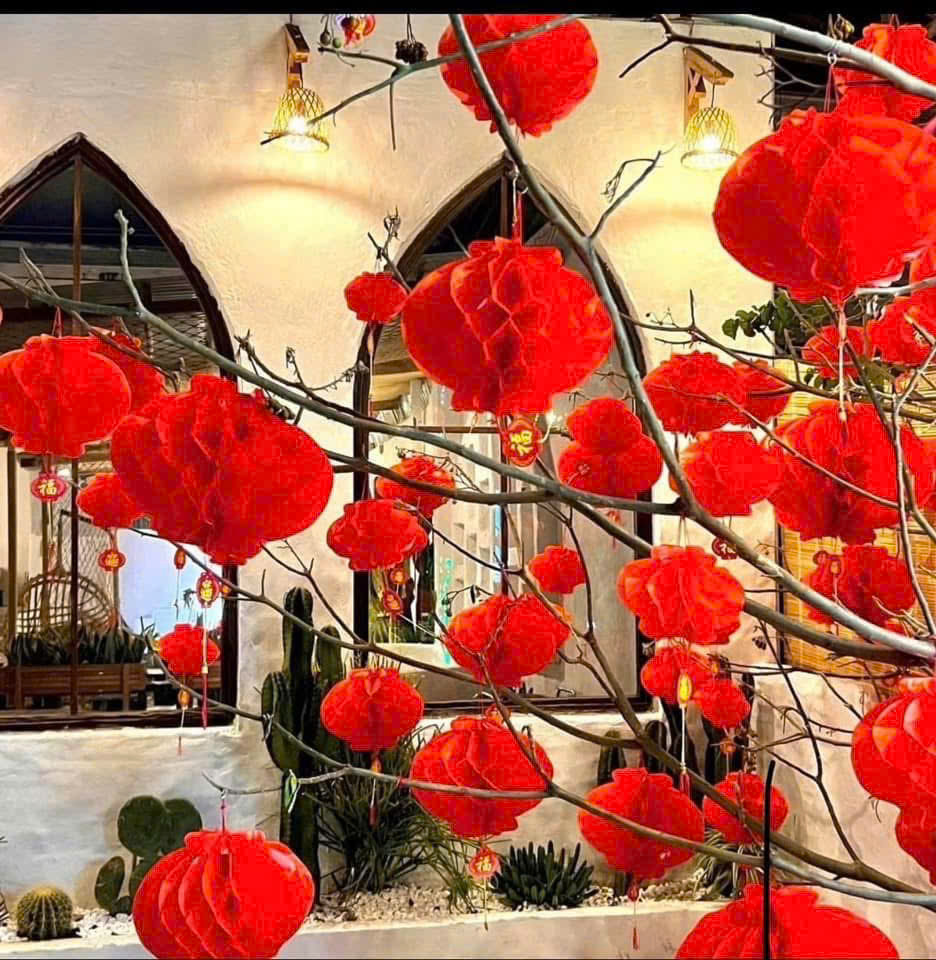 Gợi ý treo lồng đèn trên cành cây và trước hiên nhà
