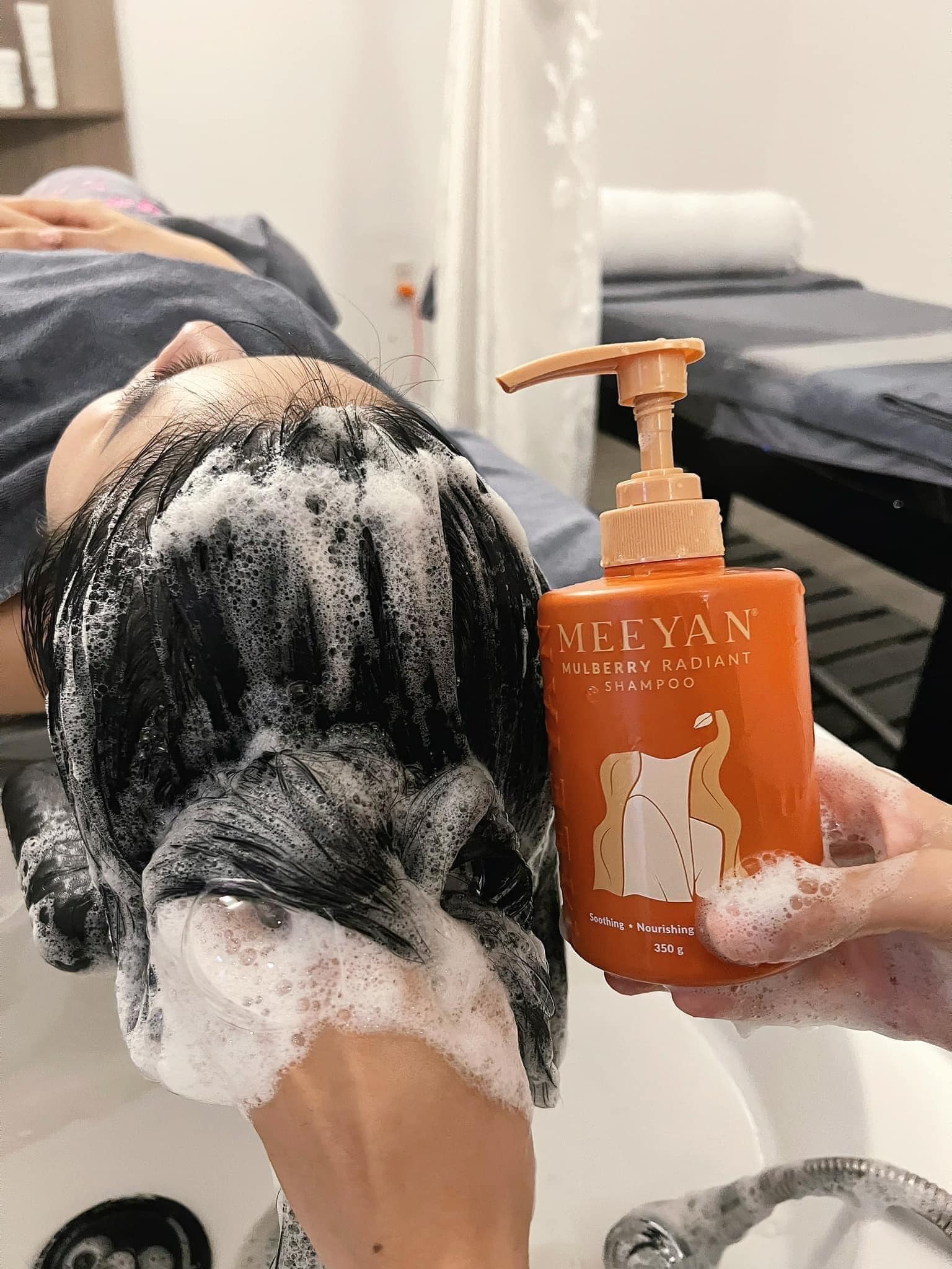 Kết cấu bọt khi dùng dầu gội trên tóc ướt