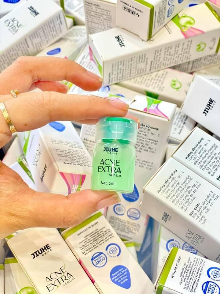 Lọ serum Acne Extra Jiuhe (Net. 5ml) với tông xanh đặc trưng.