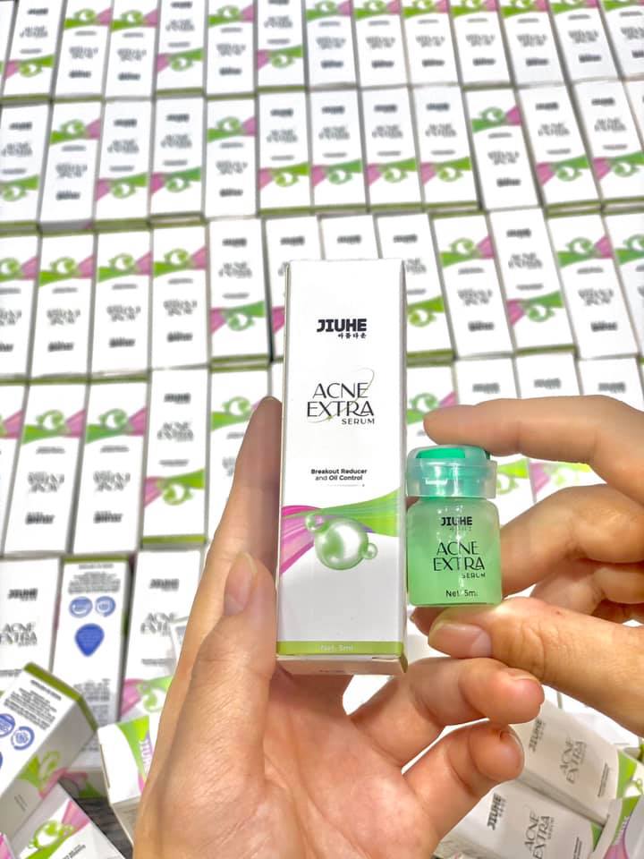 Cận cảnh hộp serum Acne Extra và lọ serum mini.