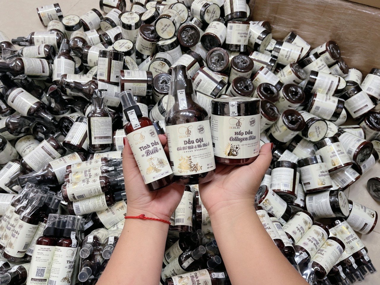 Thiết kế chai pump, chai xịt và hũ ủ tóc trong cùng combo