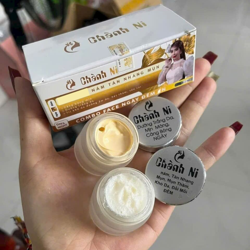 Mở nắp cho thấy kết cấu kem của hũ ngày và hũ đêm