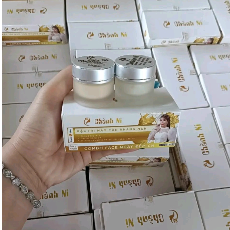Hình ảnh cầm bộ sản phẩm với hai hũ và hộp đi kèm