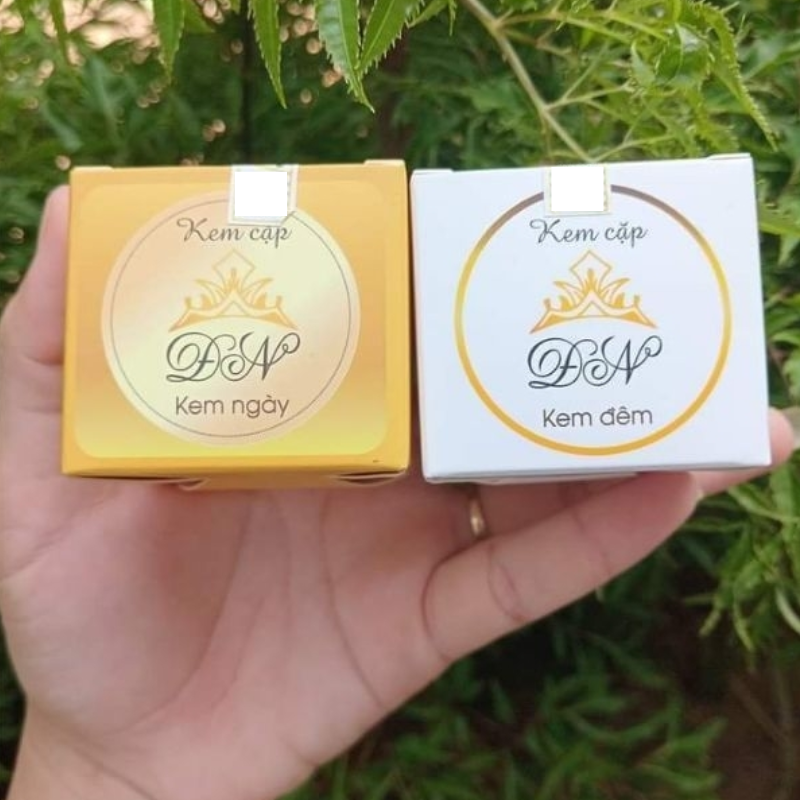 Cận cảnh hai hộp kem ngày và kem đêm cầm trên tay