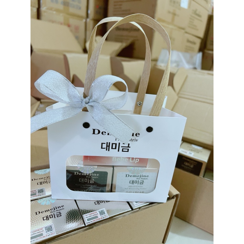 Set gồm kem ngày, kem đêm và túi đựng phối nơ
