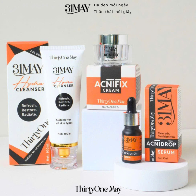 Bộ ba gồm tuýp rửa mặt, hũ kem và chai serum nhỏ giọt
