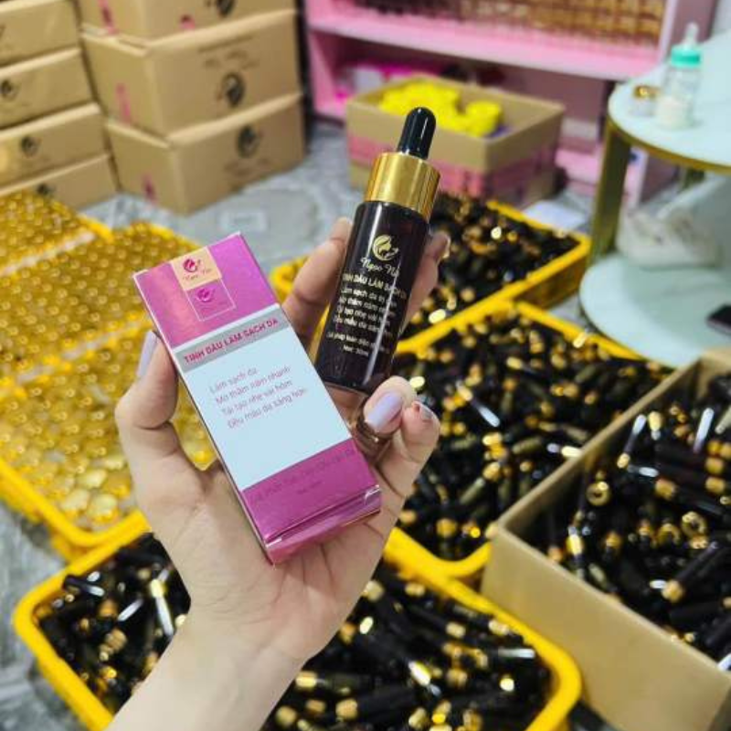 Chai serum nhỏ giọt và hộp tinh dầu làm sạch da