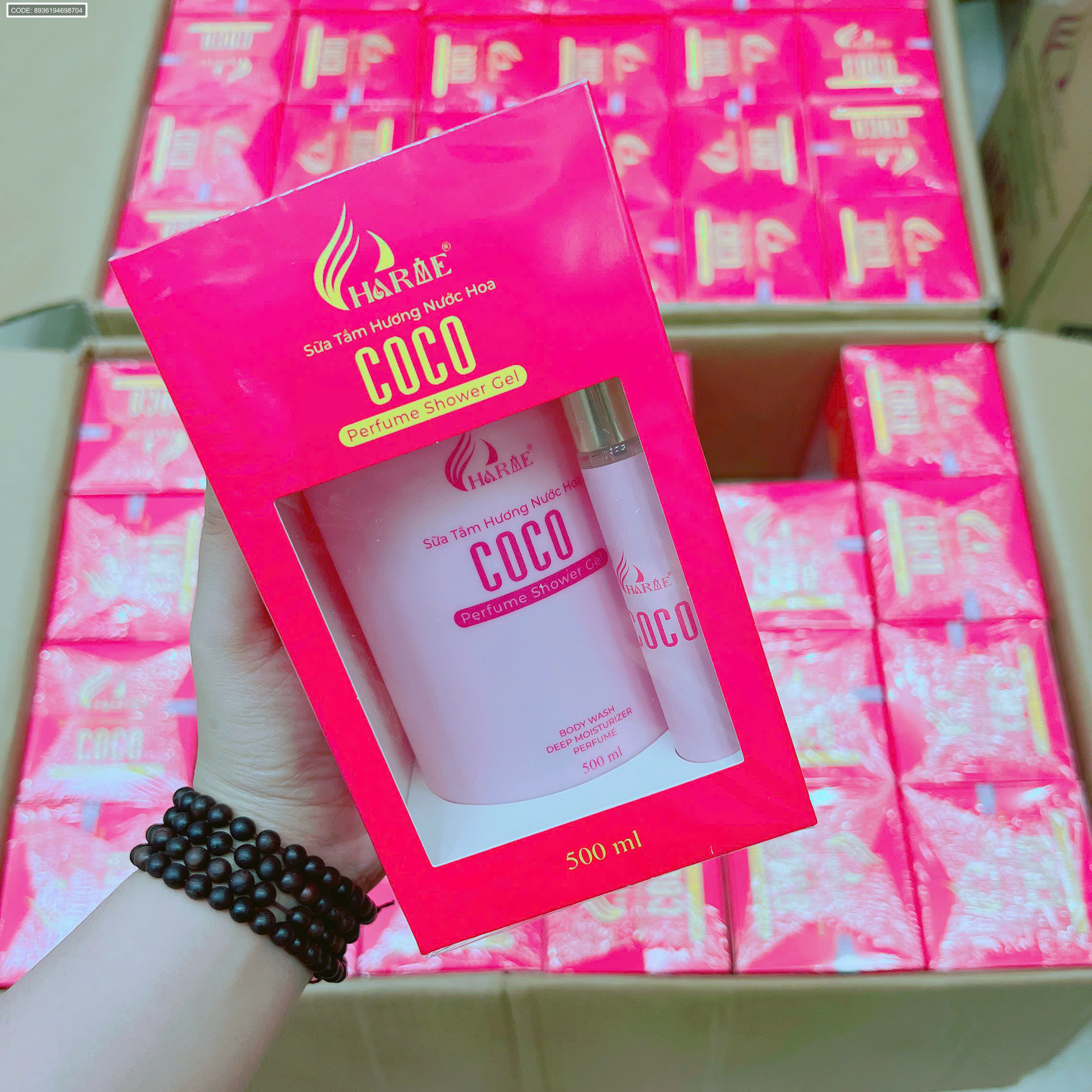 Một hộp combo được cầm trên tay, thấy rõ thiết kế cửa sổ và chai mini bên trong