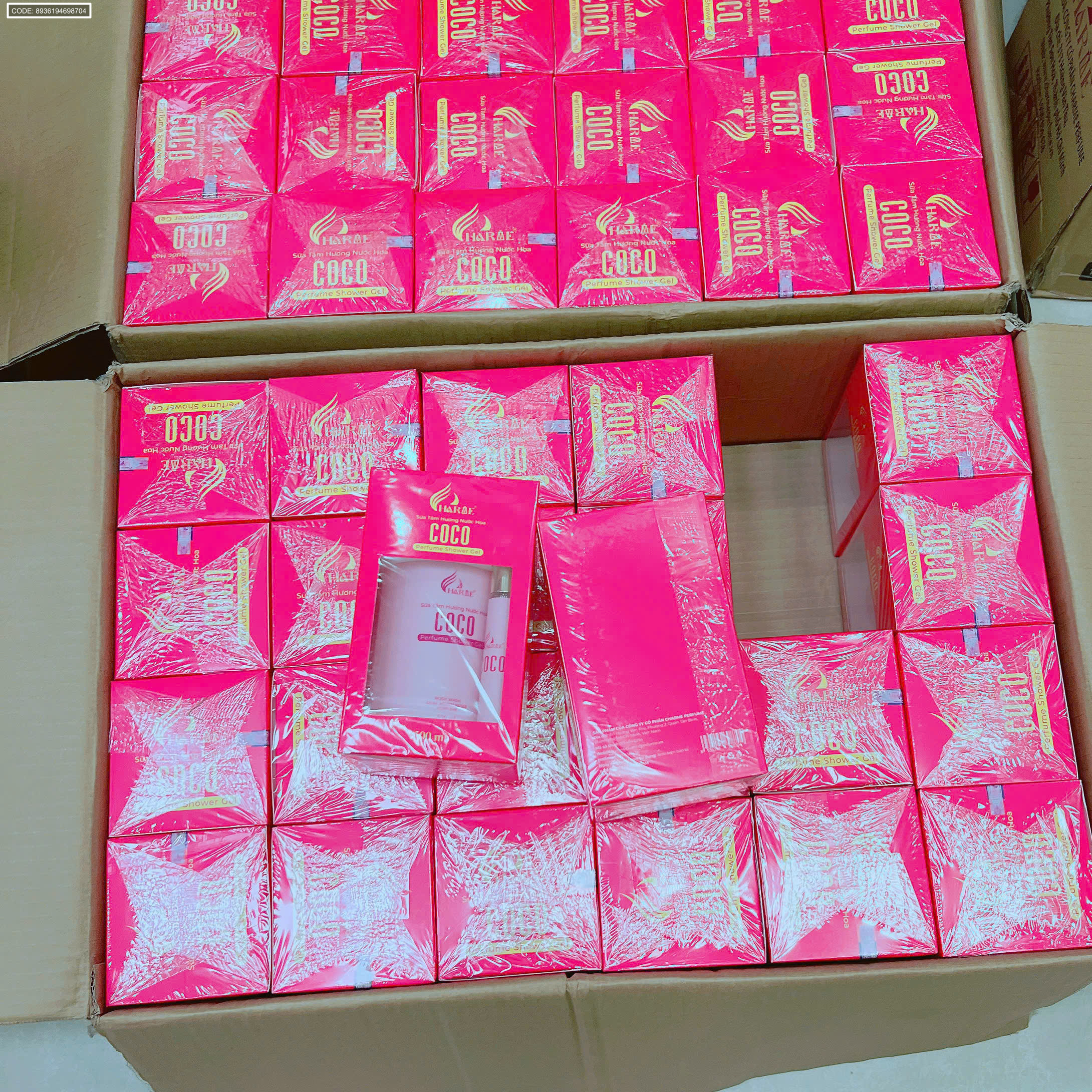 Nhiều hộp màu hồng COCO xếp trong thùng, nhận diện dòng sản phẩm rõ ràng