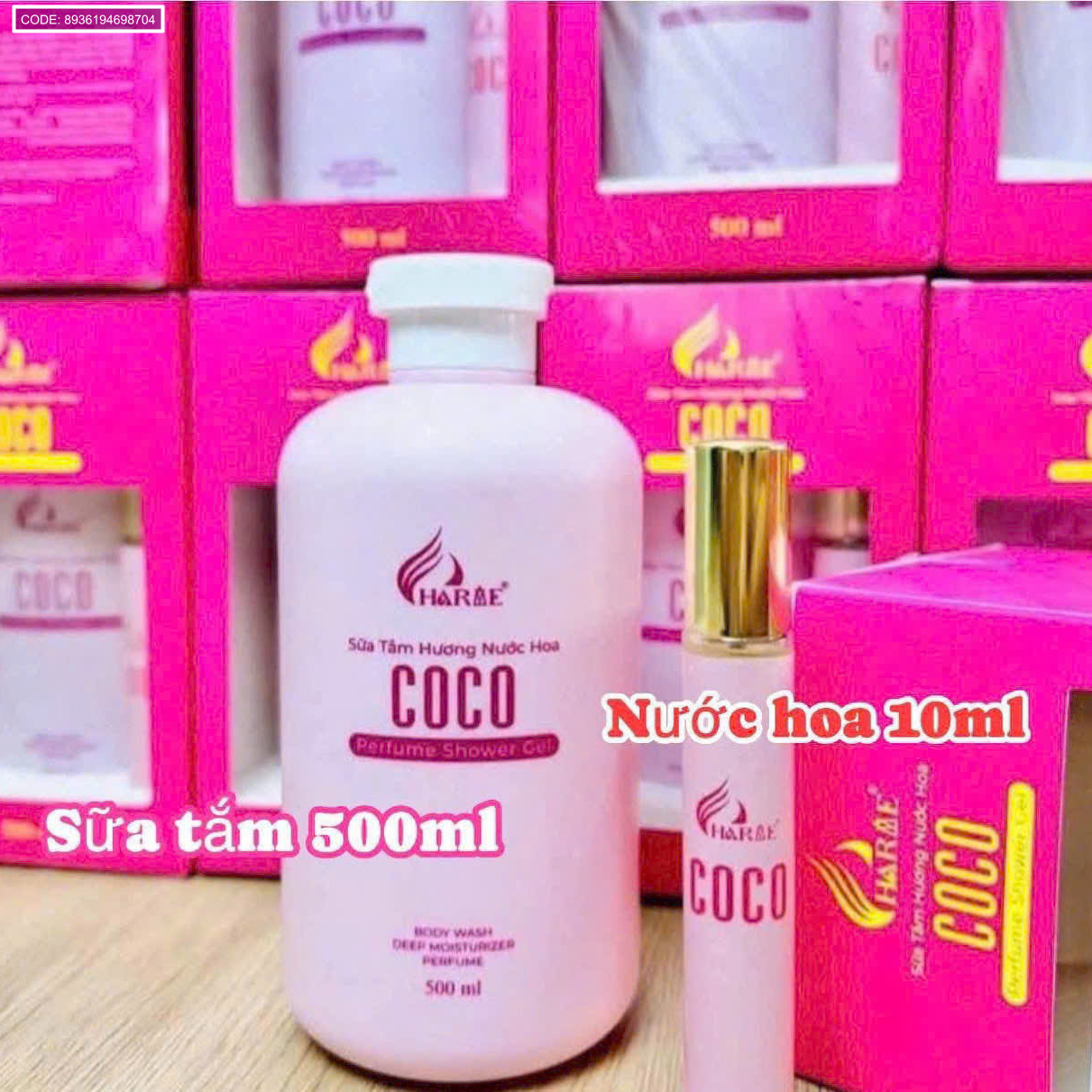 Chai sữa tắm 500ml đặt cạnh nước hoa 10ml và hộp hồng COCO