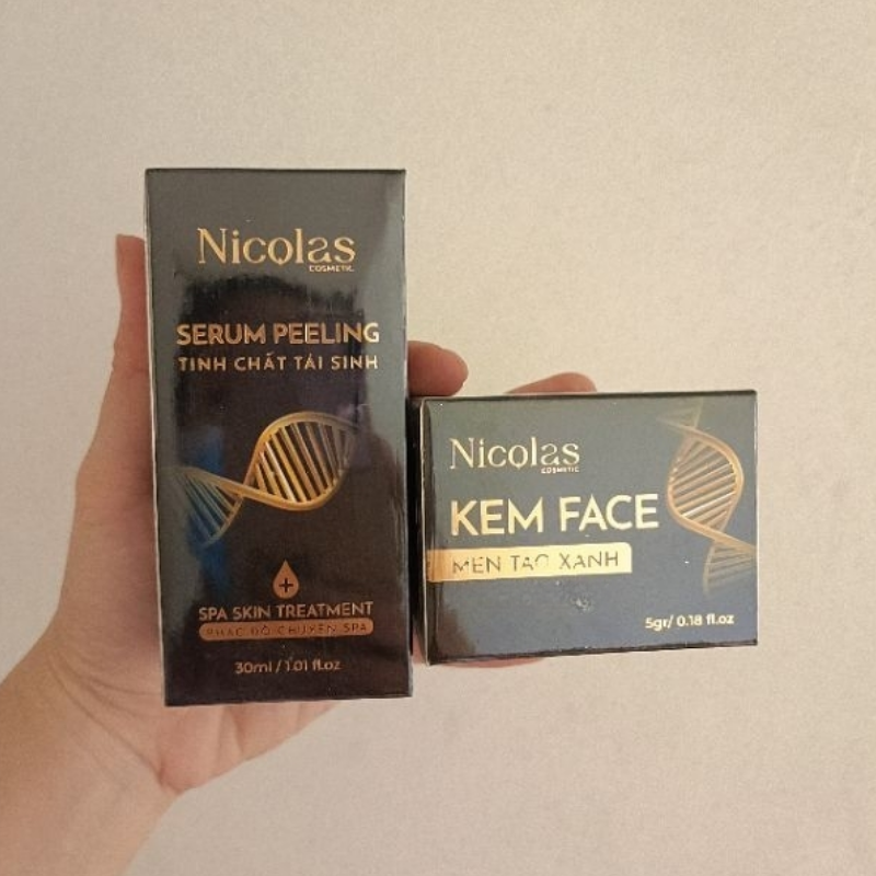 Hai hộp Nicolas nền đen chữ vàng của serum và kem face.