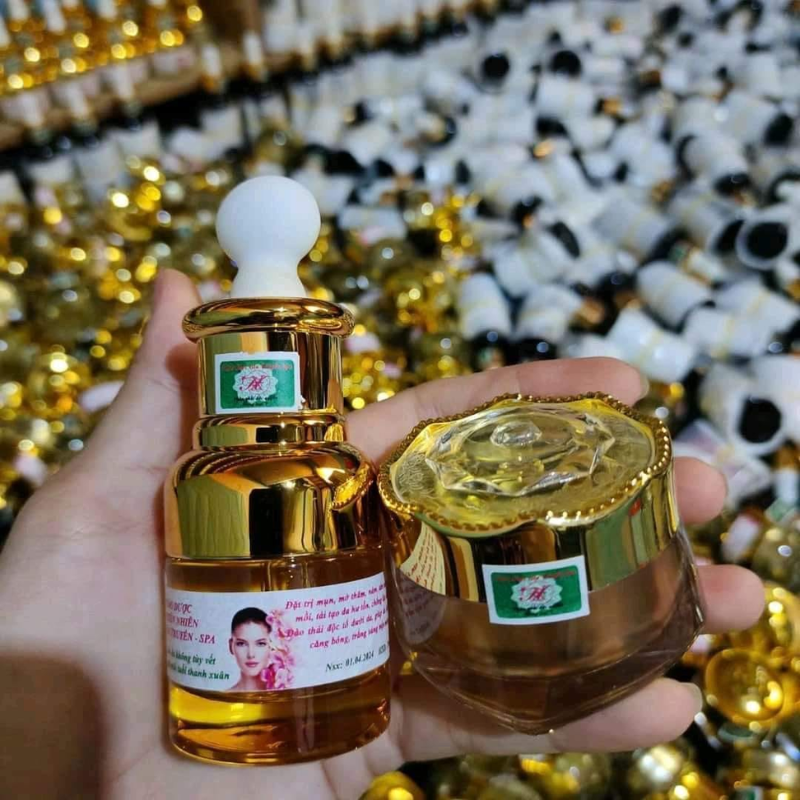 Bộ đôi kem face và serum với thiết kế nhỏ gọn