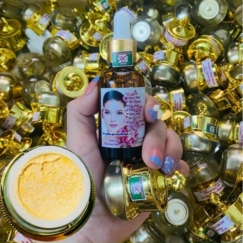 Kết cấu kem trong hũ và chai serum đi kèm