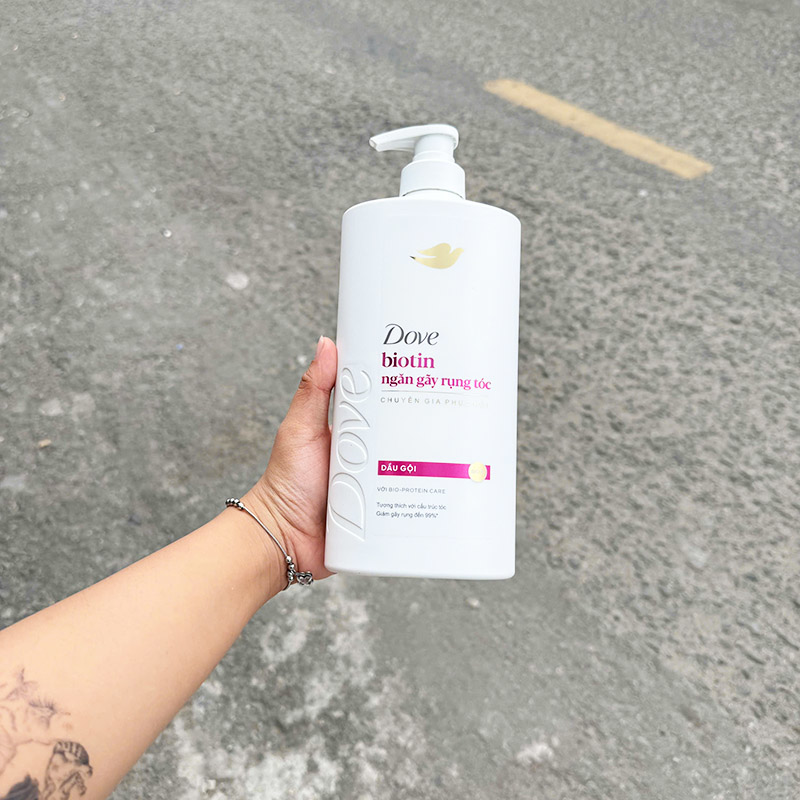 Mặt trước chai vòi bơm với tên dòng Biotin ngăn gãy rụng tóc