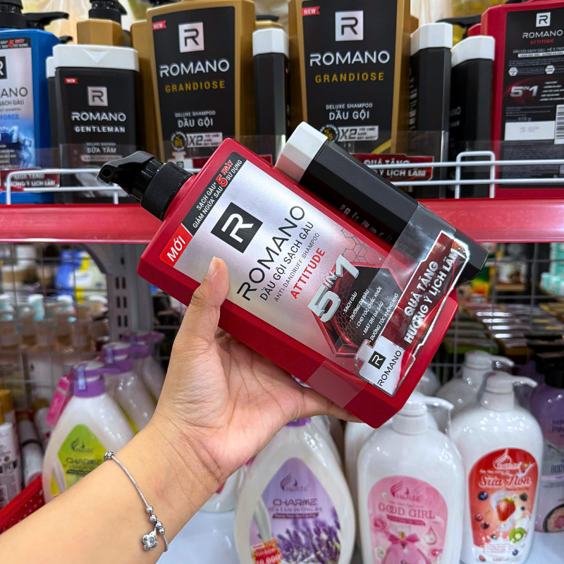 Mặt trước dầu gội Romano Attitude nghiêng nhẹ, phần 5 in 1 hiện rõ