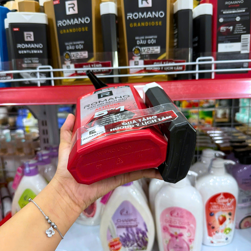 Đáy chai dày màu đỏ cho thấy kiểu dáng đứng vững trên kệ