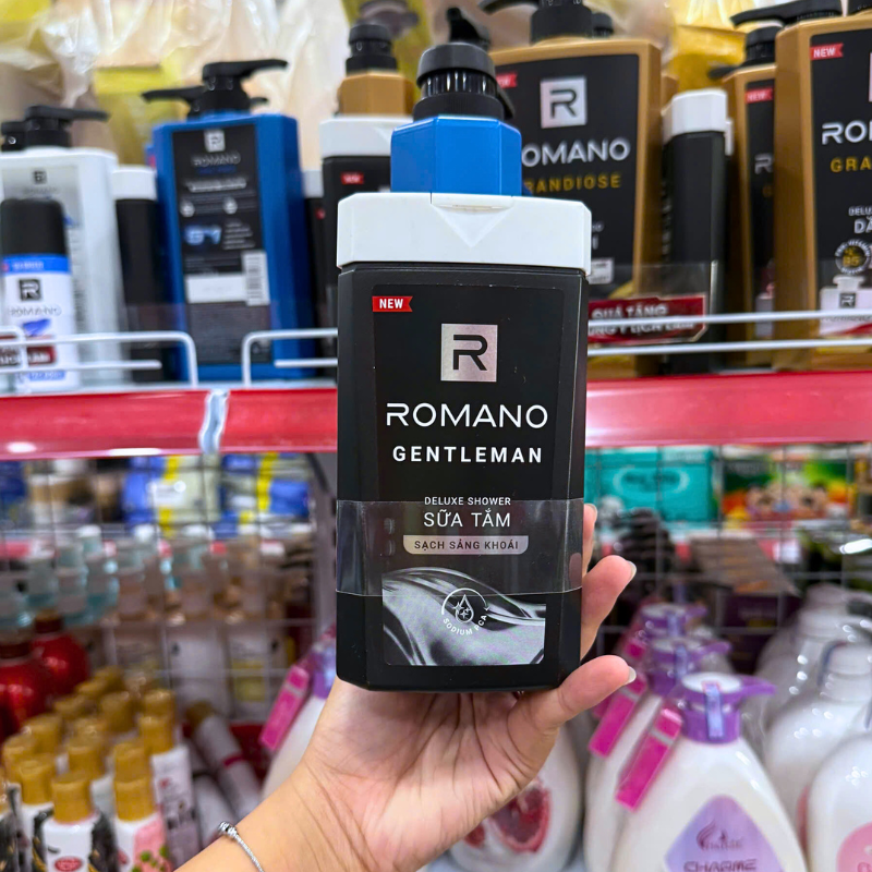 Chai sữa tắm Romano Gentleman tặng kèm, thân đen và nhãn chữ trắng.