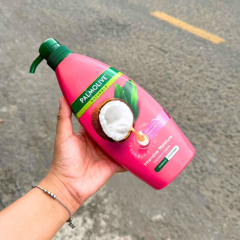 Cận cảnh mặt trước với tông màu nổi bật và hình sữa dừa