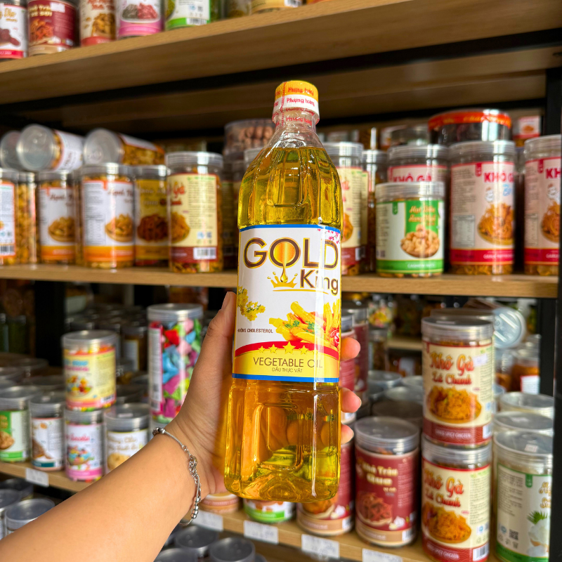 Mặt trước chai với nhãn Gold King nổi bật