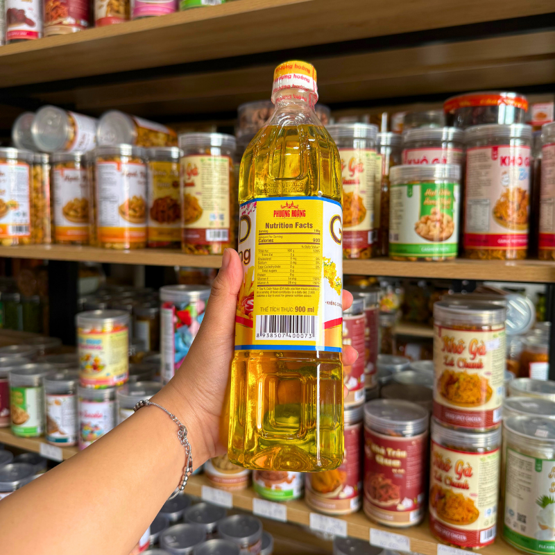 Mặt sau có bảng thông tin dinh dưỡng và dung tích 900 ml