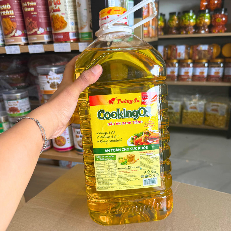 Quai xách và thân chai lớn thuận tiện khi cầm rót