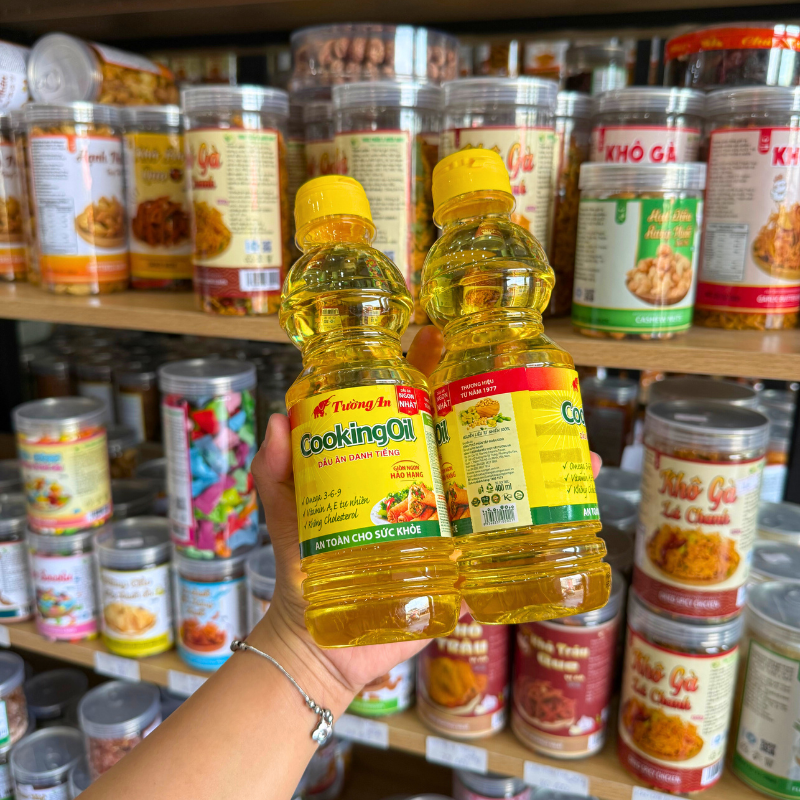 1 Chai Dầu Ăn Thực Vật Tường An Cooking Oil 400ml phù hợp để tham khảo khi chọn dầu ăn
