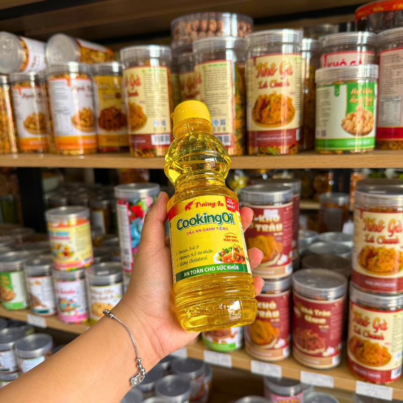 Cận cảnh chai dầu Tường An Cooking Oil dung tích 400ml