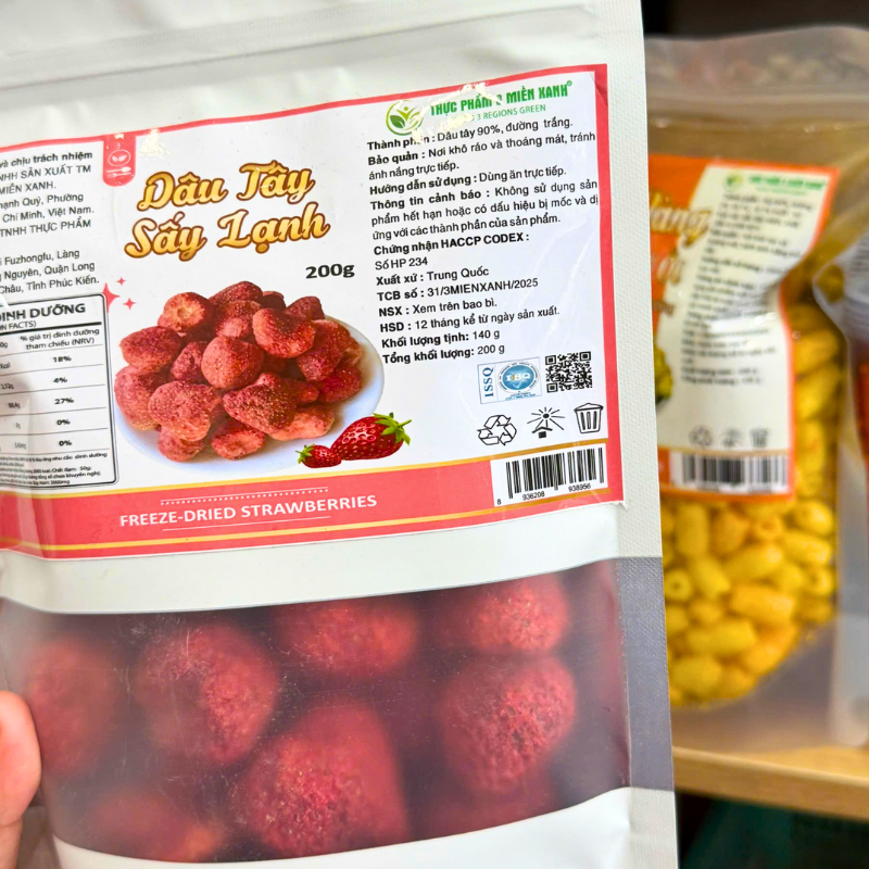 Cận cảnh nhãn sản phẩm với thành phần và thông tin khối lượng