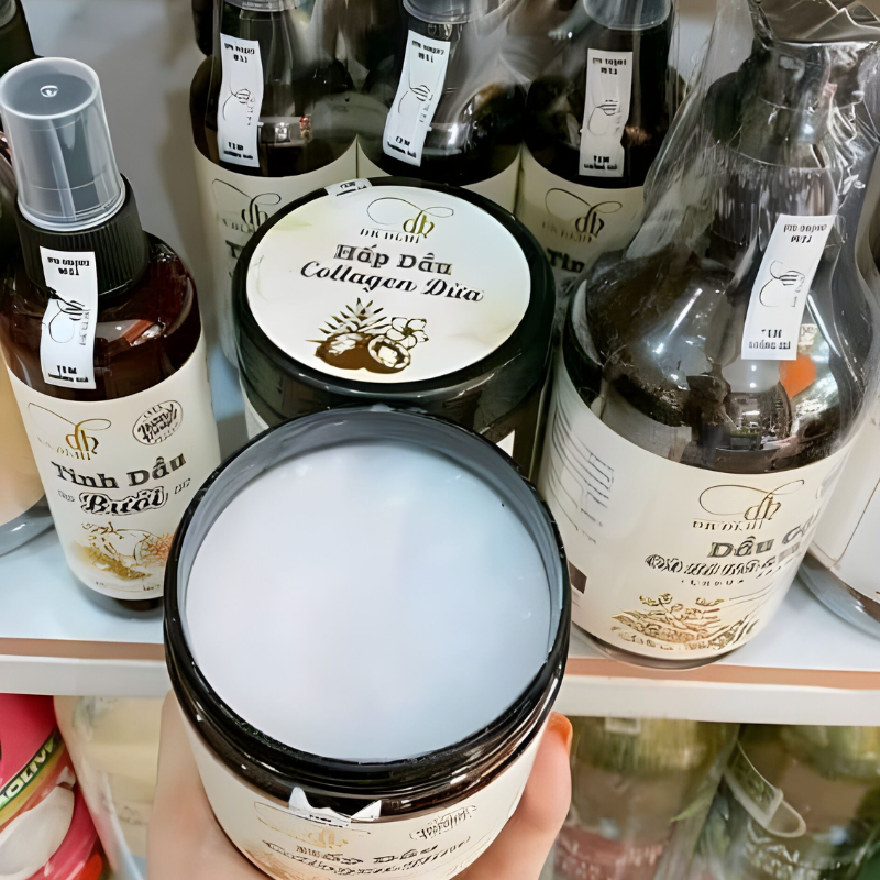 Chất kem màu trắng đục bên trong hũ