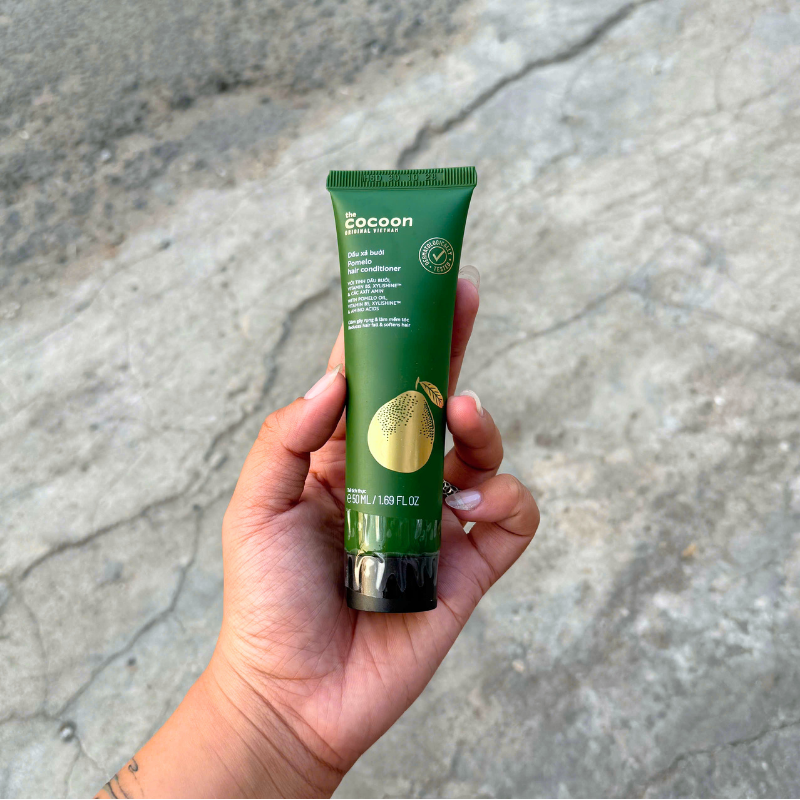 Tuýp xanh cầm tay, nắp đen, in dung tích 50ml phía dưới.