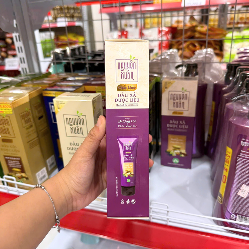 Hình ảnh quy cách tuýp 150ml nhỏ gọn, tiện mang theo