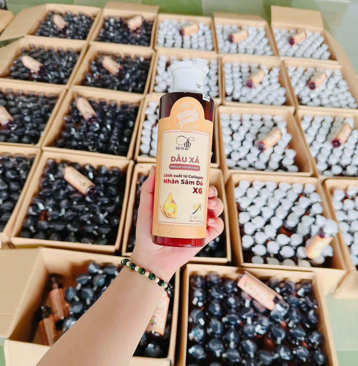 Cận cảnh thiết kế nhãn trước của chai dầu xả