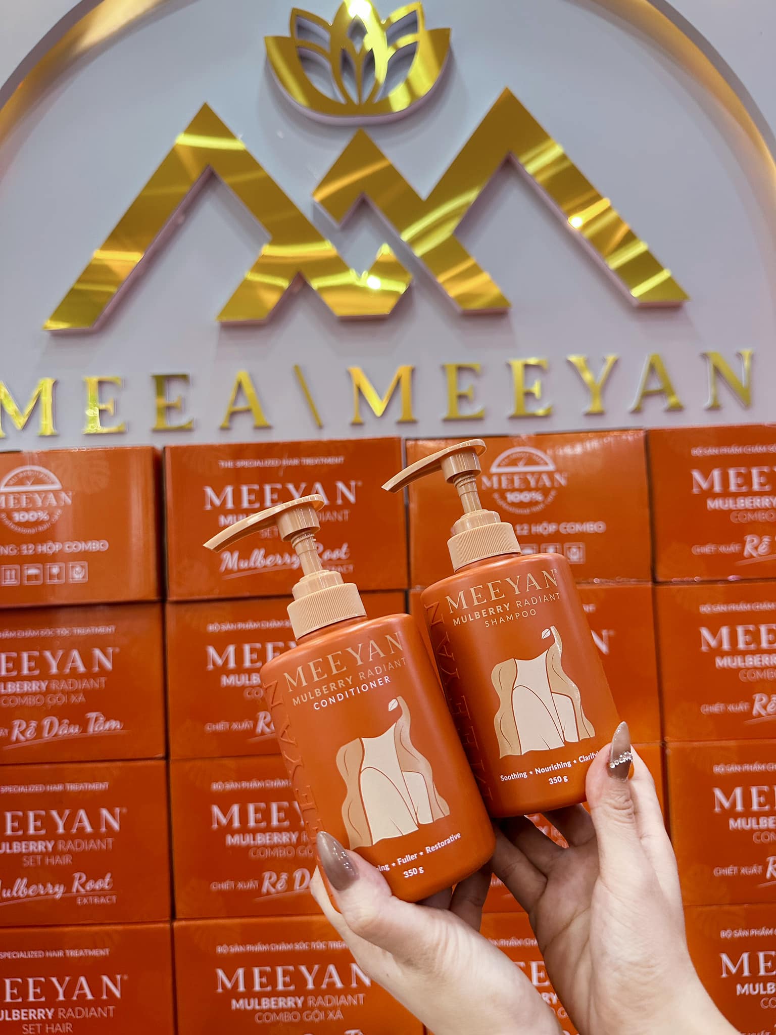 Dạng chai vòi pump tiện dùng cùng dầu gội trong quy trình chăm sóc tóc