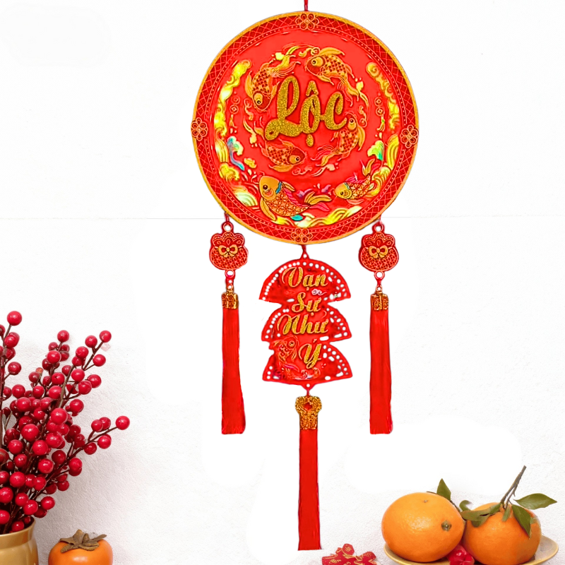 Toàn cảnh mẫu treo với mặt tròn chữ Lộc và tua rua đỏ