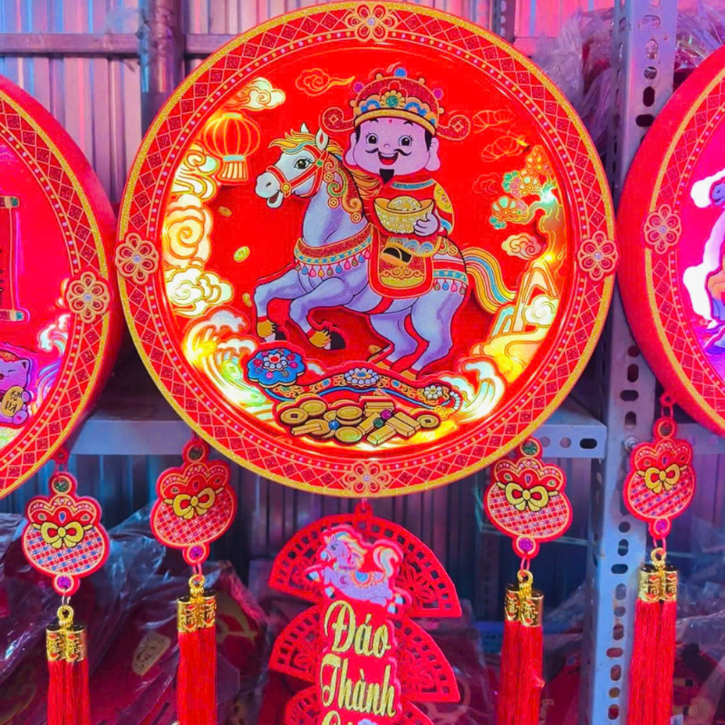 Mẫu nhân vật cưỡi ngựa cùng cụm chữ Đào Thành