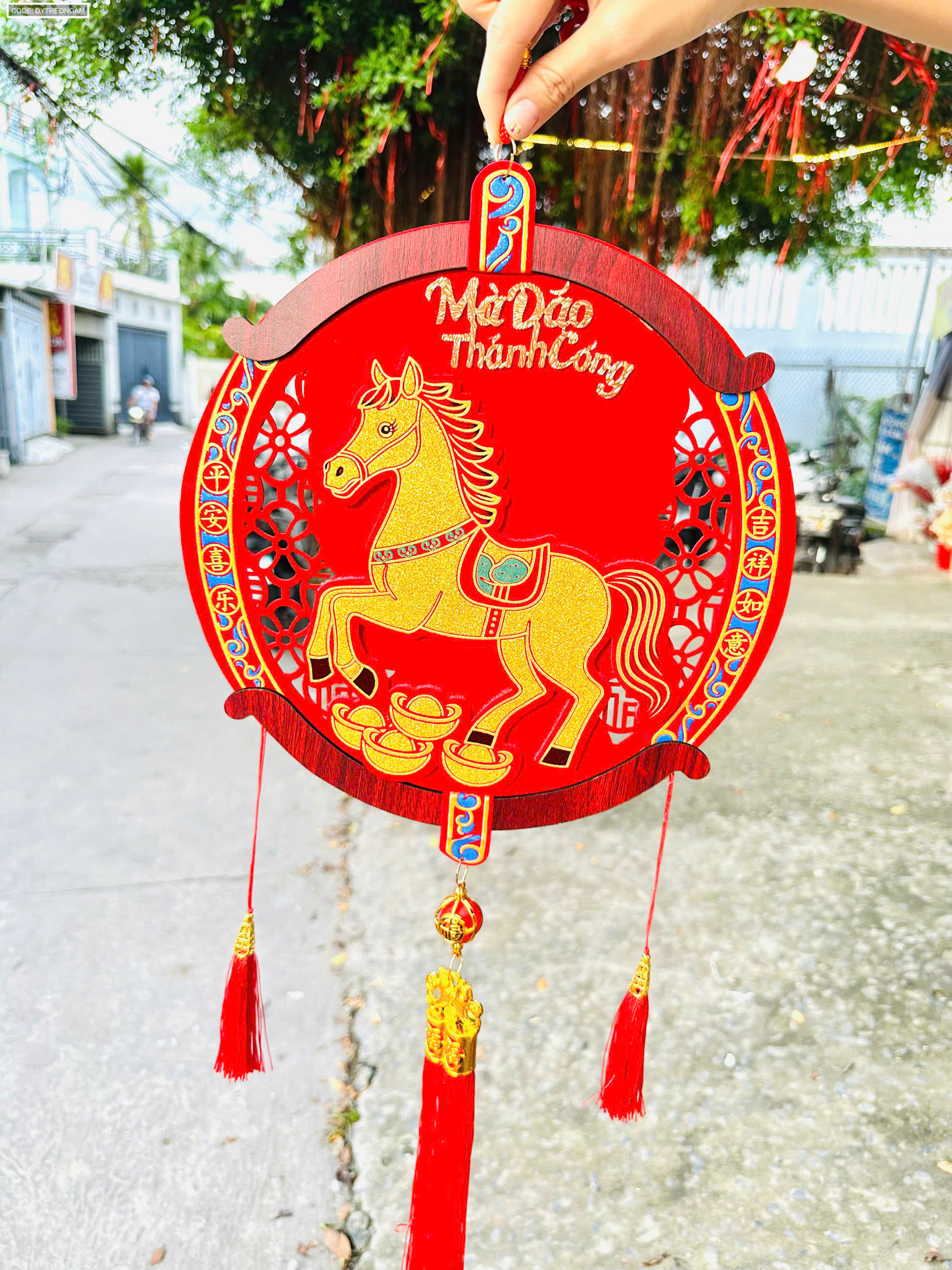 Cận cảnh mặt treo với họa tiết ngựa và dòng chữ chúc ý nghĩa