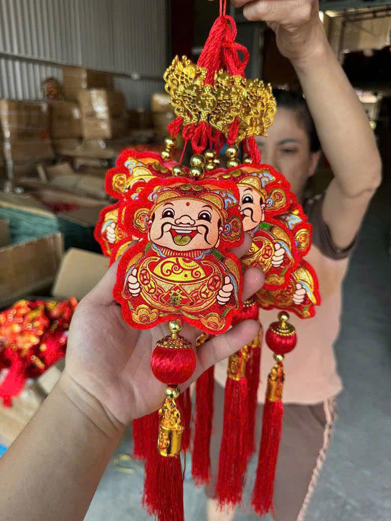 Mẫu thần tài thích hợp treo cửa hoặc góc trang trí
