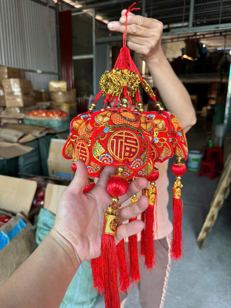 Kiểu dây treo tông đỏ vàng nổi bật cho không khí ngày xuân