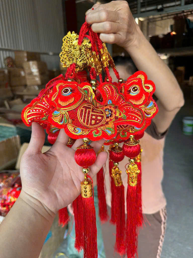 Dây treo Tết đủ mẫu tua rua đỏ trang trí nhà cửa