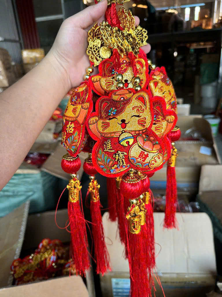 Cận cảnh mẫu mèo thần tài với tua rua đỏ dài