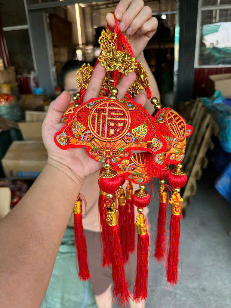 Dây treo Tết đủ mẫu tua rua đỏ trang trí nhà cửa