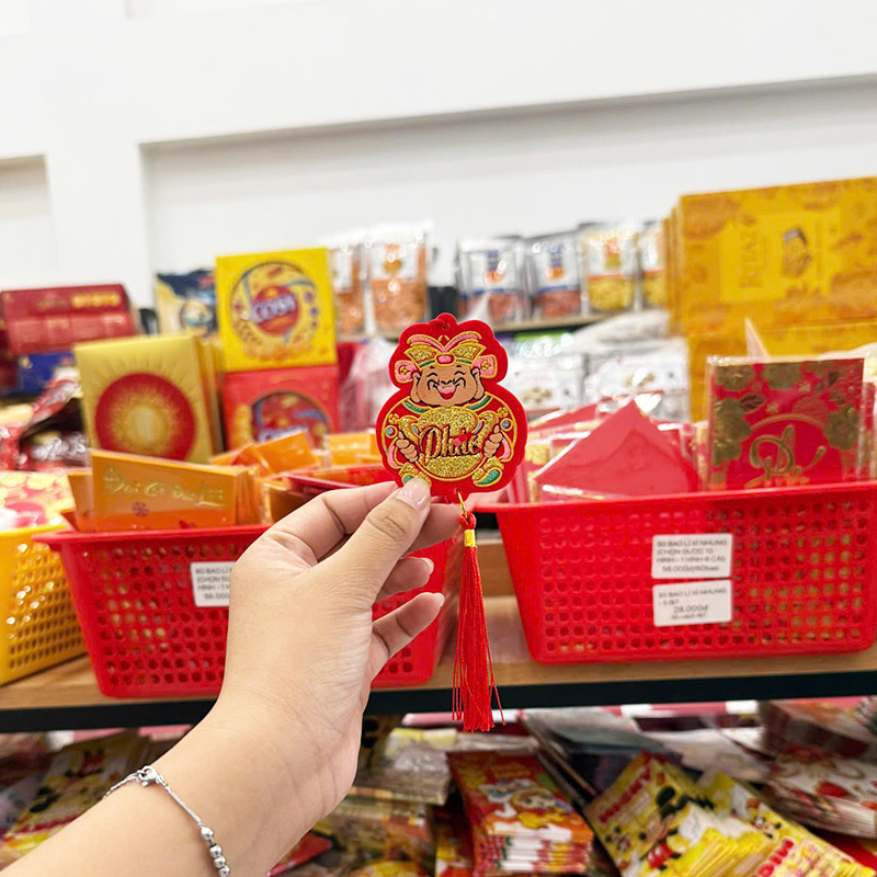 Mặt trước sản phẩm với hình Thần Tài và chữ Phúc nổi bật