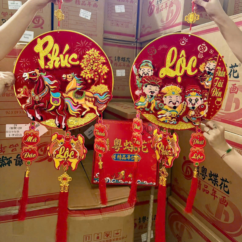 Hai mẫu treo tròn với tông đỏ vàng và chi tiết nổi bật
