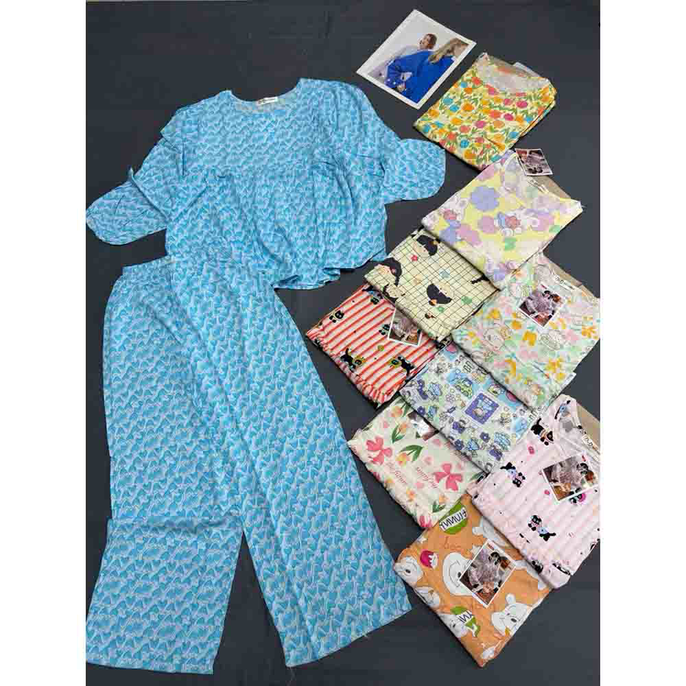 Mẫu nền xanh với phom áo babydoll và quần dài đồng bộ.