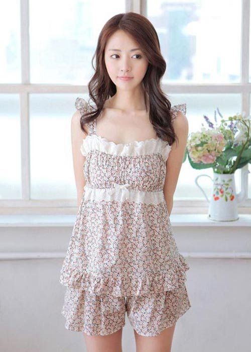 Nên sử dụng những chất liệu vải thấm hút mồ hôi tốt như cotton, kate… để bạn mát mẻ hơn trong hè oi bức