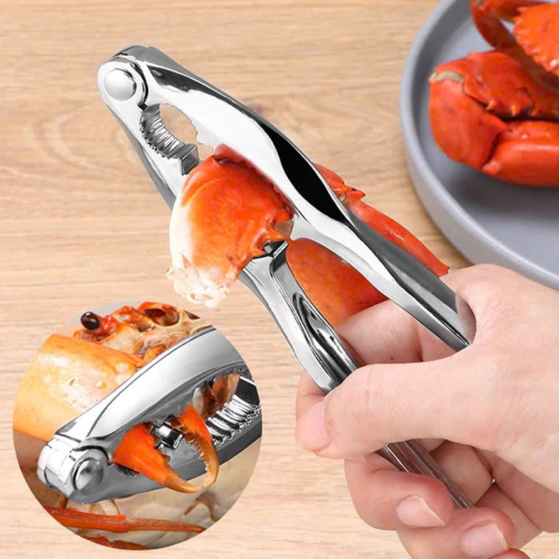 Dụng cụ đang kẹp càng cua trong bữa ăn