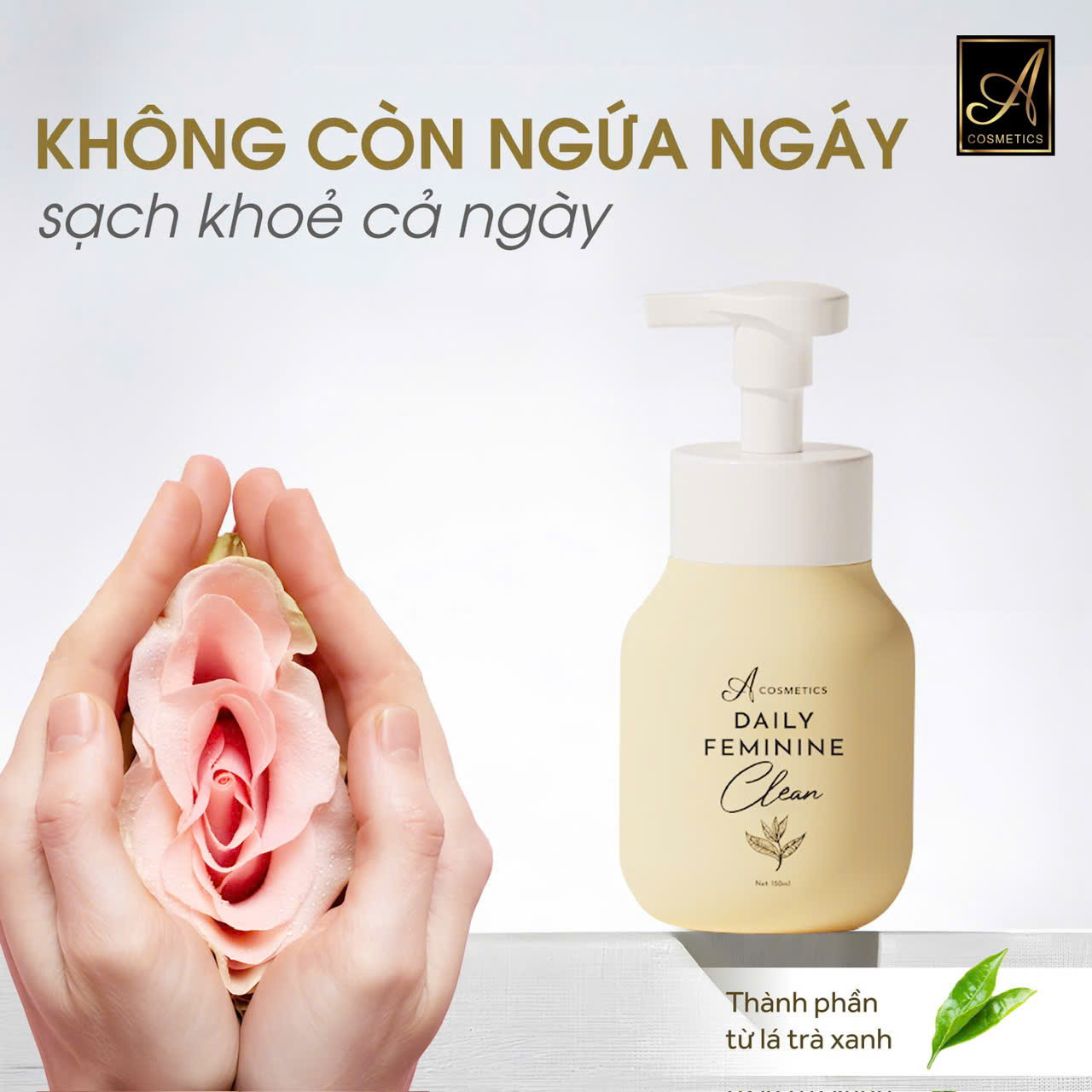 Chai pump đặt cạnh bàn tay nâng hoa, có chữ “thành phần từ lá trà xanh”.