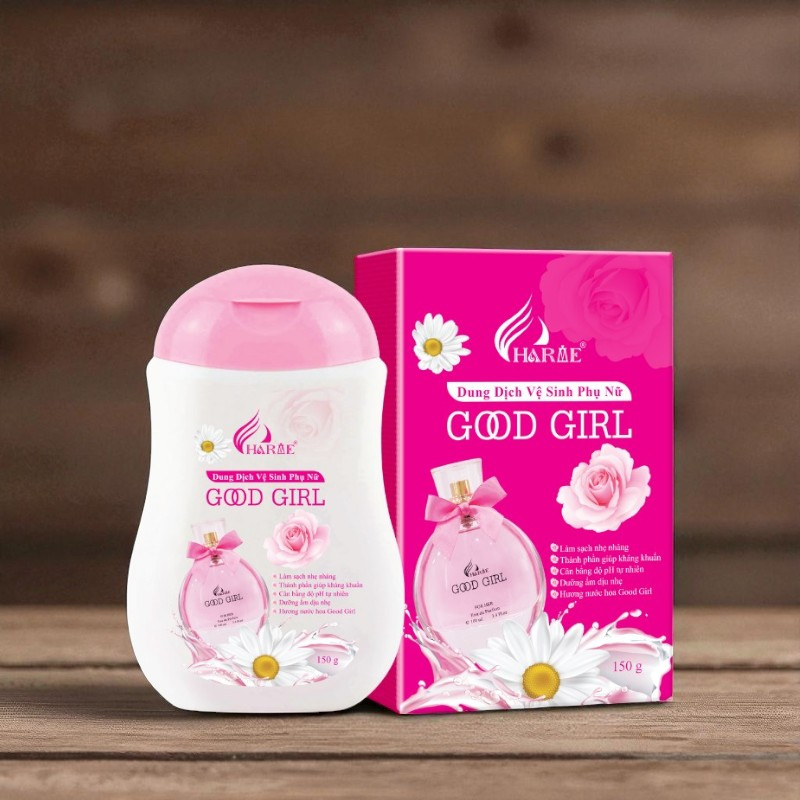 Chai trắng nắp hồng đặt cạnh hộp Good Girl tông hồng đậm